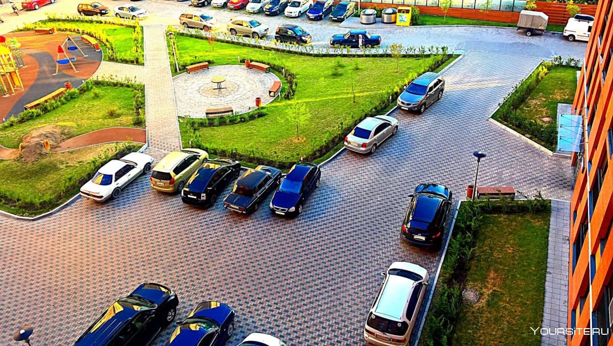 Дворовой въезд со шлагбаумом